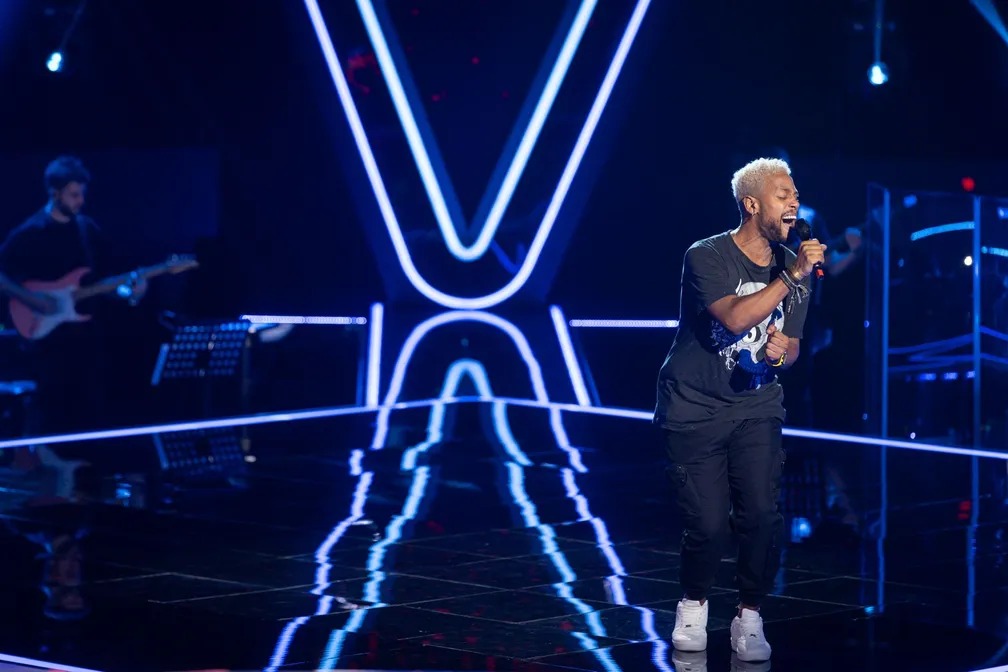 Conheça o brasileiro que virou todas as cadeiras do “The Voice Romênia”