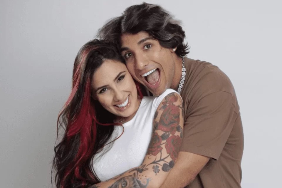 Namoro de Alicia X chega ao fim após namorado traí-la com amiga