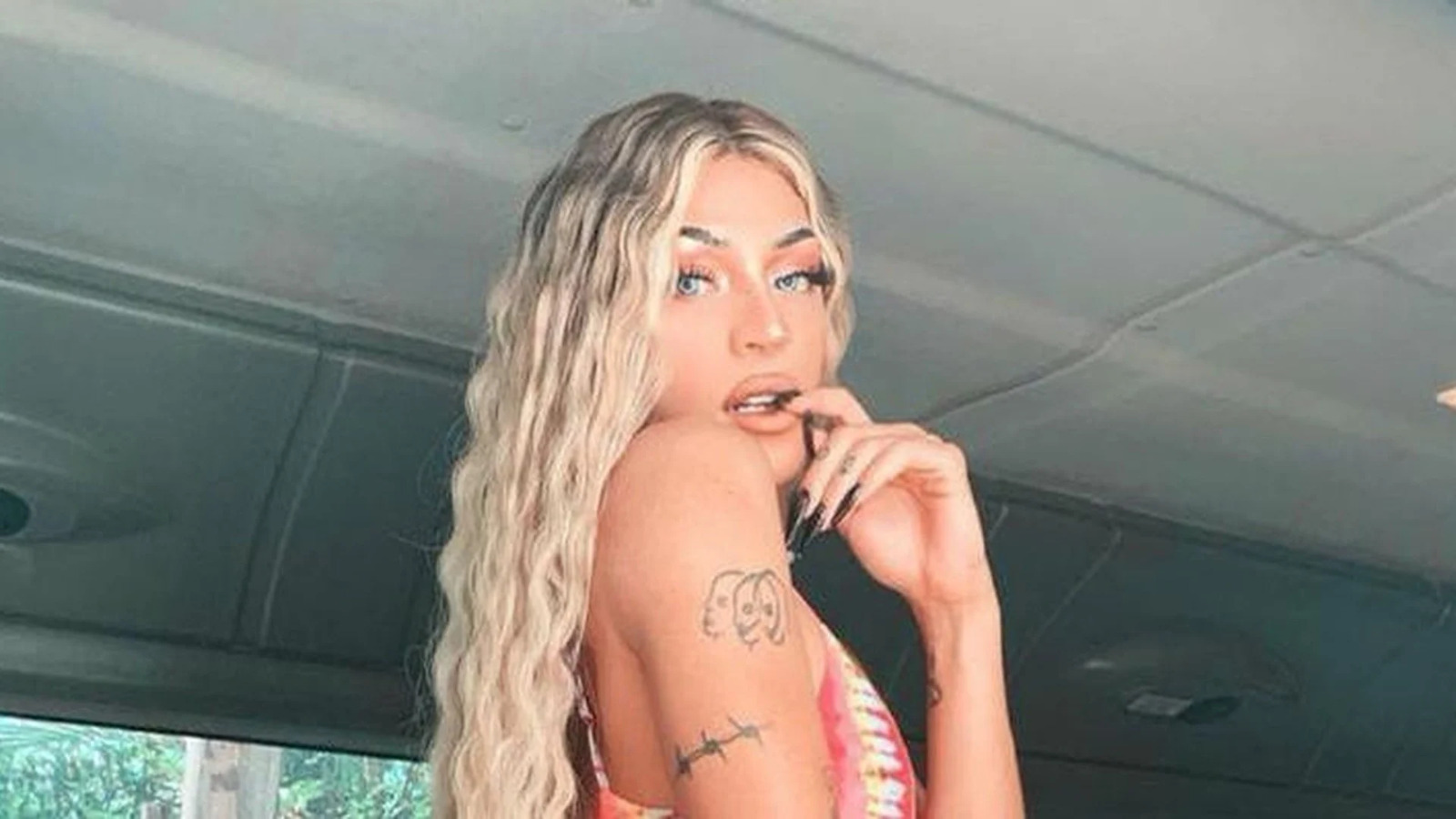 Pabllo Vittar empina o bumbum e esconde pênis em fio-dental: “Deve incomodar”