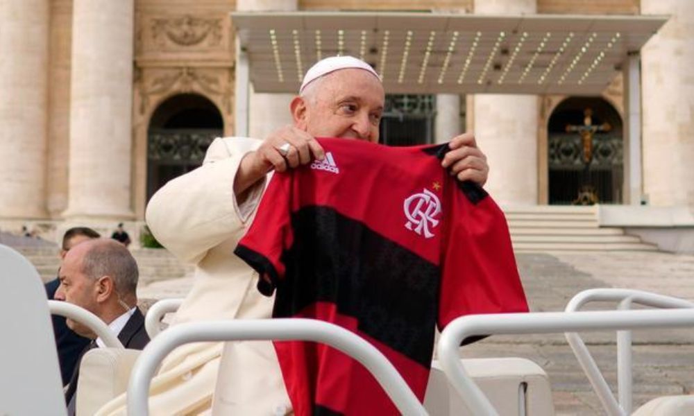 Brasileiro entrega camisa do Flamengo ao Papa Francisco