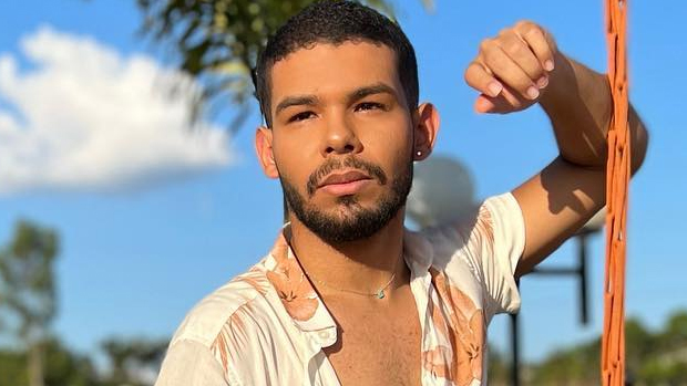 Vyni mostra novo rosto após harmonização, é criticado e faz comentário preocupante