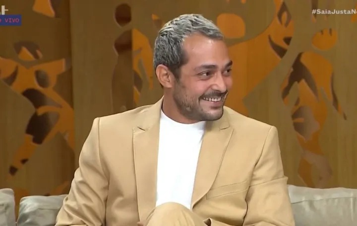 Eduardo Sterblitch surpreende ao mostrar tatuagem com rosto de ator