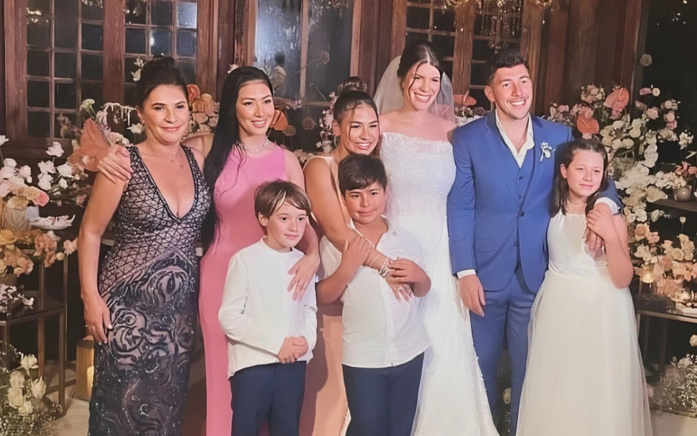 Simone e Simaria se reencontram e geram climão em casamento