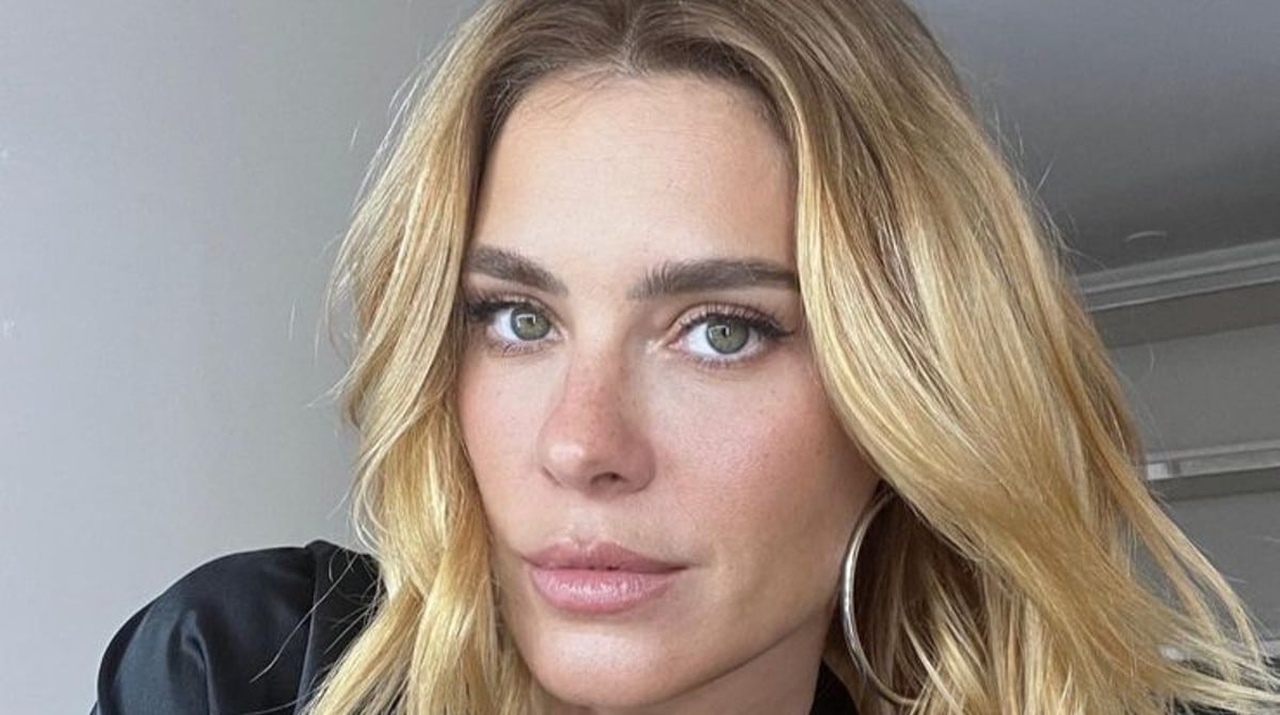 Carolina Dieckmann impressiona os seguidores ao surgir de biquíni fininho em iate