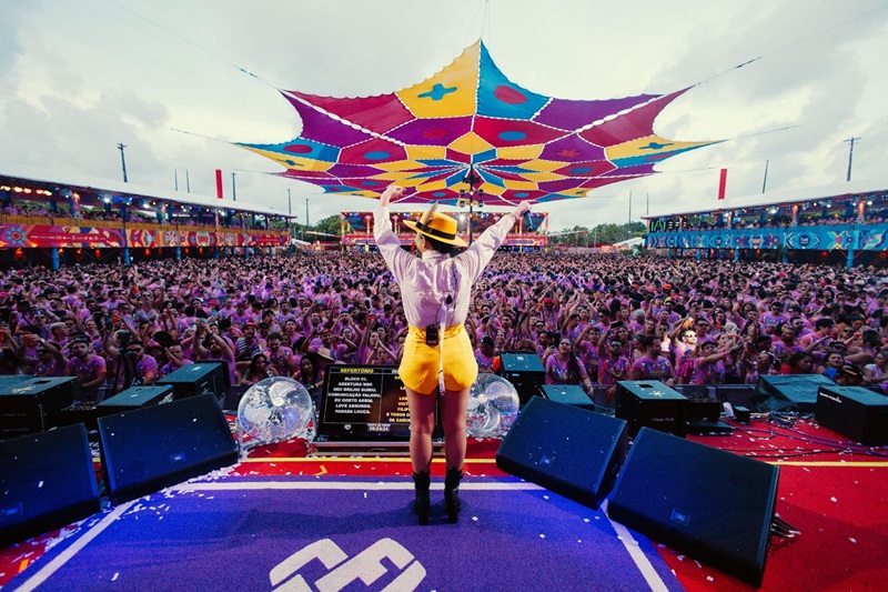 Mari Fernandez conclui maratona de shows no carnaval e arrasta mais de 450 mil pessoas em Aracati