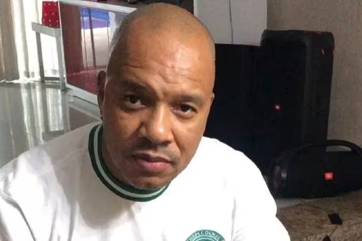 Com quadro de saúde delicado, vocalista do Molejo volta a ser internado