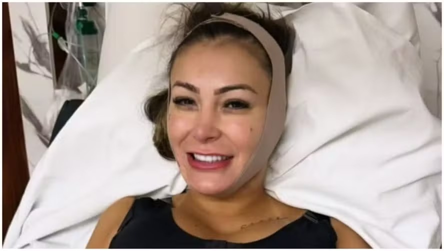Andressa Urach mostra suas costelas retiradas e dispara: “Periquita parecendo um baiacu”