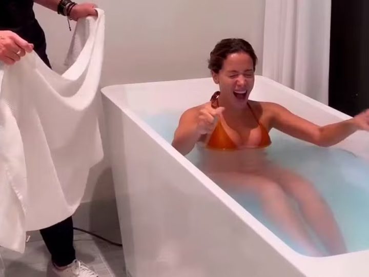 Anitta toma banho de gelo e relata experiência: “Quase infartei”