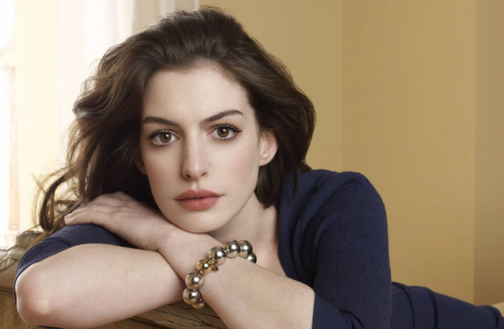 Anne Hathaway fala sobre aborto que sofreu enquanto fazia uma peça da Broadway: “A dor que senti”