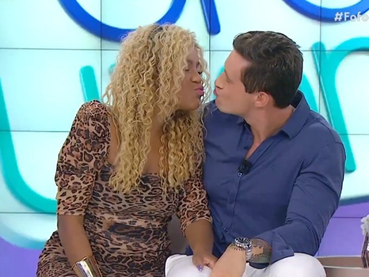 Cariúcha e Gabriel Cartolano se beijam, ao vivo, no “Fofocalizando”