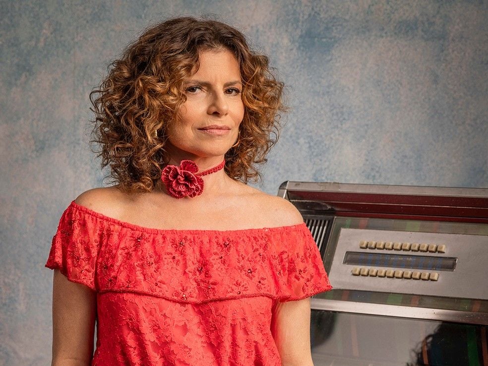 “Ela volta divertida e mais vilã do que nunca”, conta Debora Bloch sobre a volta de Deodora em ‘No Rancho Fundo’