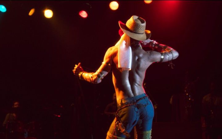 Jesuíta Barbosa se transforma em Ney Matogrosso em filme sobre a vida do cantor