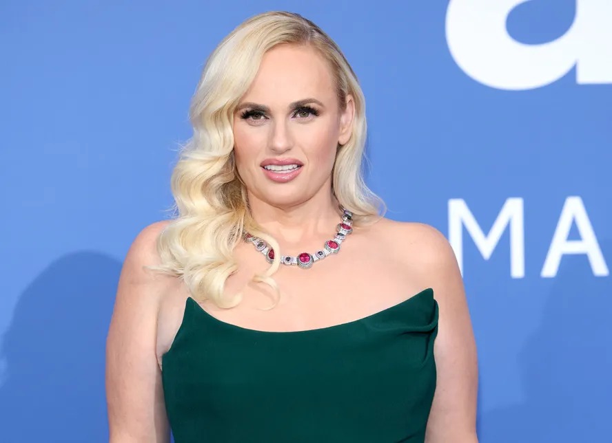 Atriz de Hollywood revela ter perdido a virgindade com 35 anos