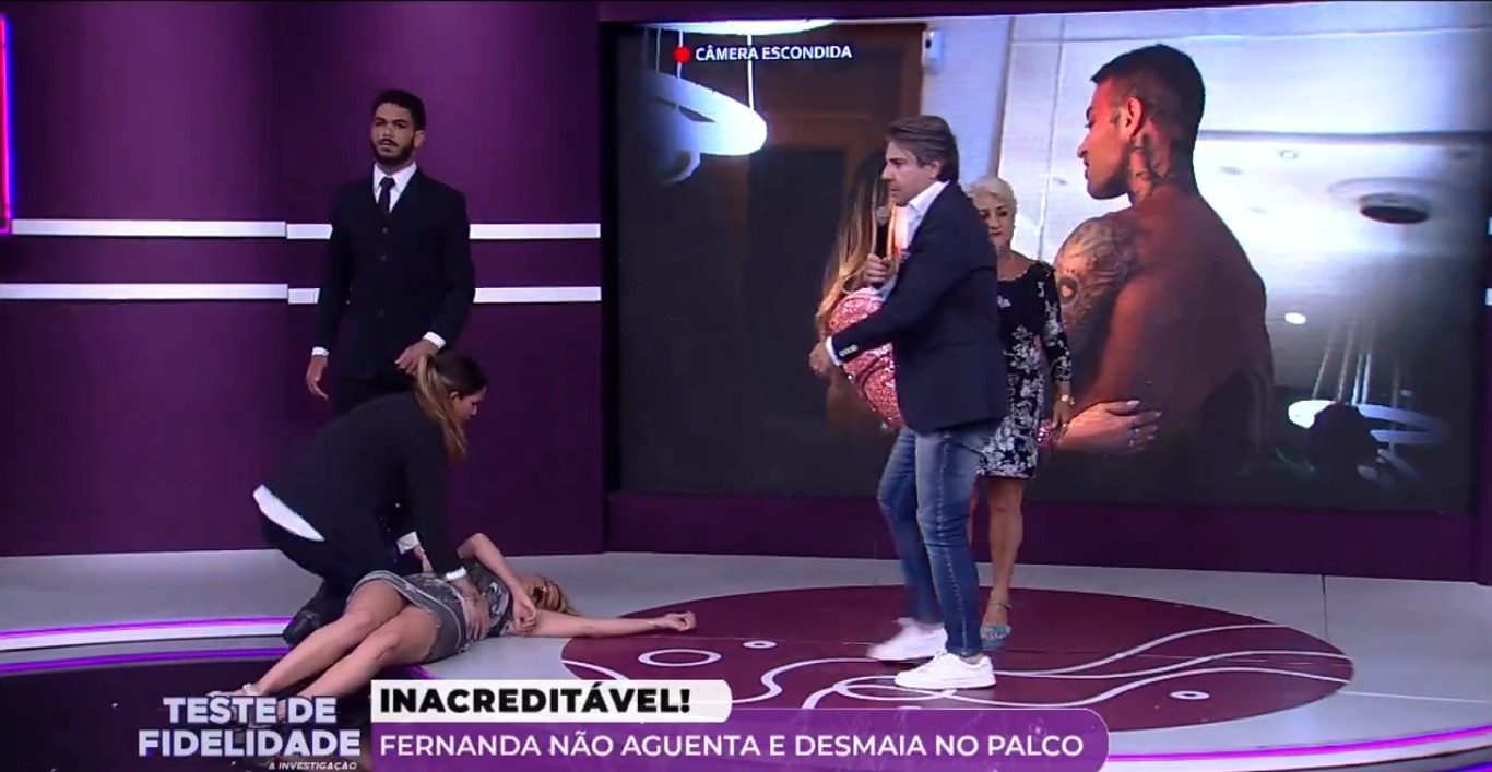 Mulher desmaia em palco do João Kléber e apresentador pede socorro