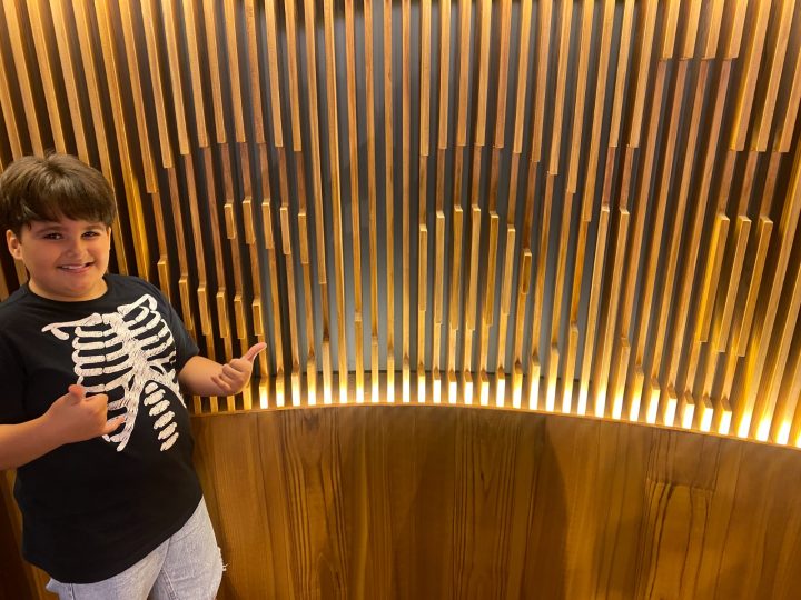 Conheça Theo Radicchi, ator revelado para “A Caverna Encantada”, próxima novela do SBT