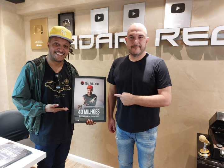 Fenômeno do reggae Edu Ribeiro recebe placa em homenagem da gravadora Radar Records