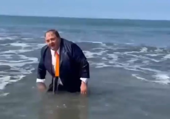 Érick Jacquin é criticado após fazer protesto de terno na praia: “Me poupe!”