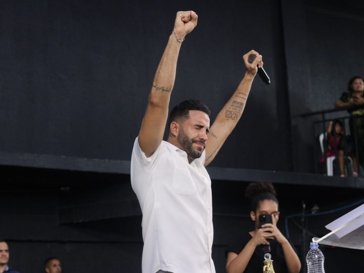 Domingo dos Milagres com pastor Leonardo Sale reúne multidão: “Caí no chão e fui liberta”