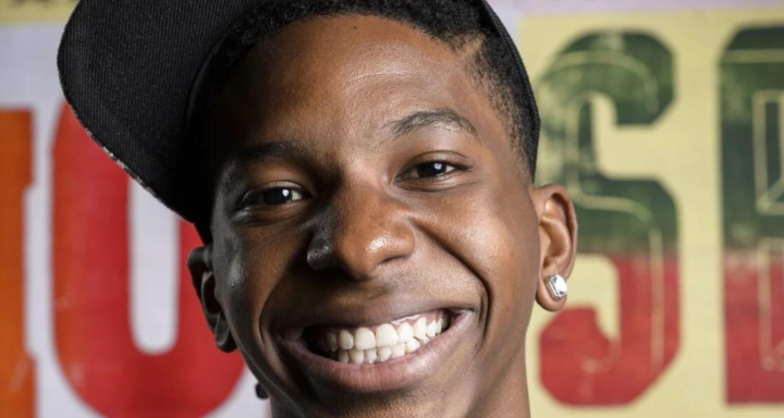 Lucas Penteado celebra conquista no Narcóticos Anônimos