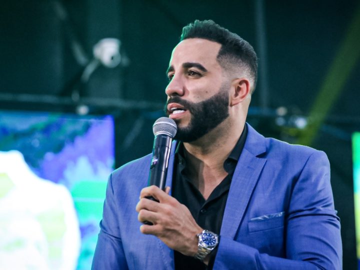 Fenômeno nas redes sociais, pastor Leonardo Sale completa 33 anos e negocia retorno à TV