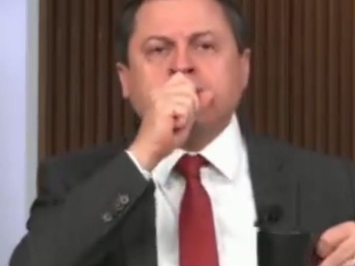 Jornalista da Globo se engasga ao vivo e recebe ajuda de apresentador