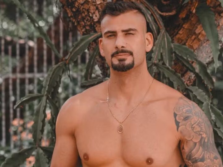 Ex-BBB Nizam deixa bumbum à mostra e exibe tatuagem na virilha: “Em casa só fico pelado”