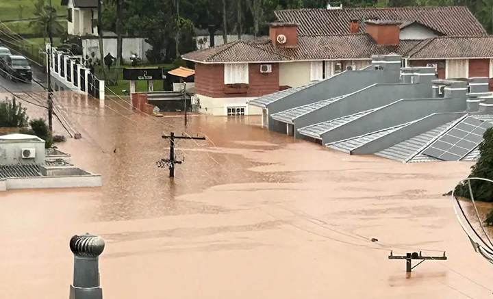Ex-BBB perde casa no Rio Grande do Sul e diz que foi bloqueada pelo governador ao cobrar ajuda