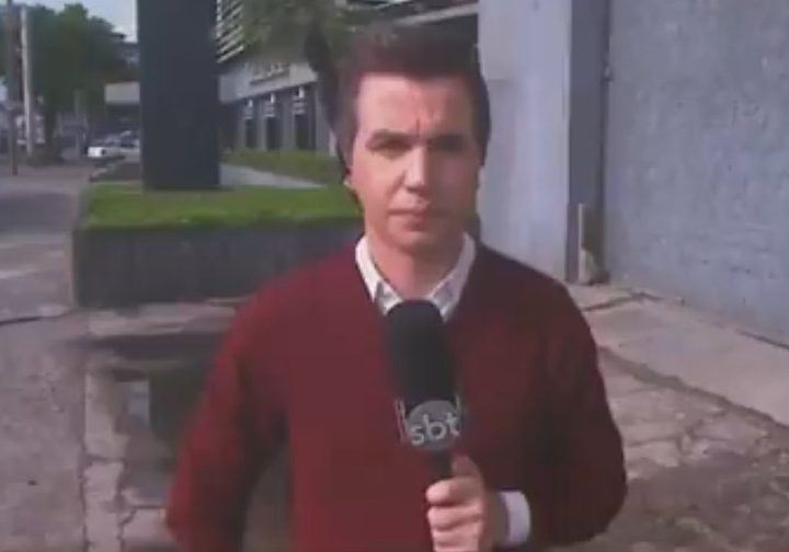 Repórter do SBT se confunde, erra emissora e leva resposta ao vivo