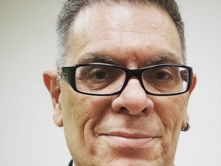 Roger Moreira, da Ultrage a Rigor, se irrita ao ser chamado de “fascista falido” por radialista