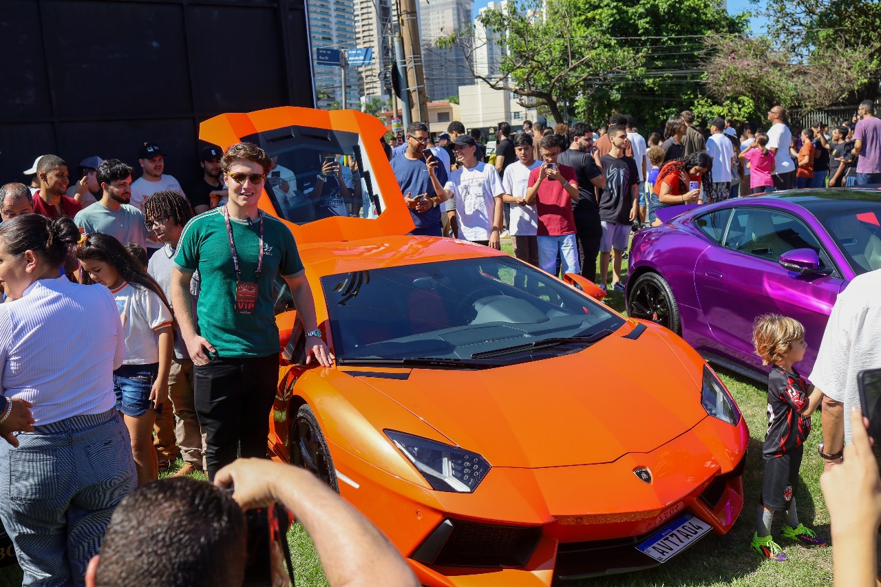 Carros customizados levam os entusiastas para uma manhã “em Tóquio”