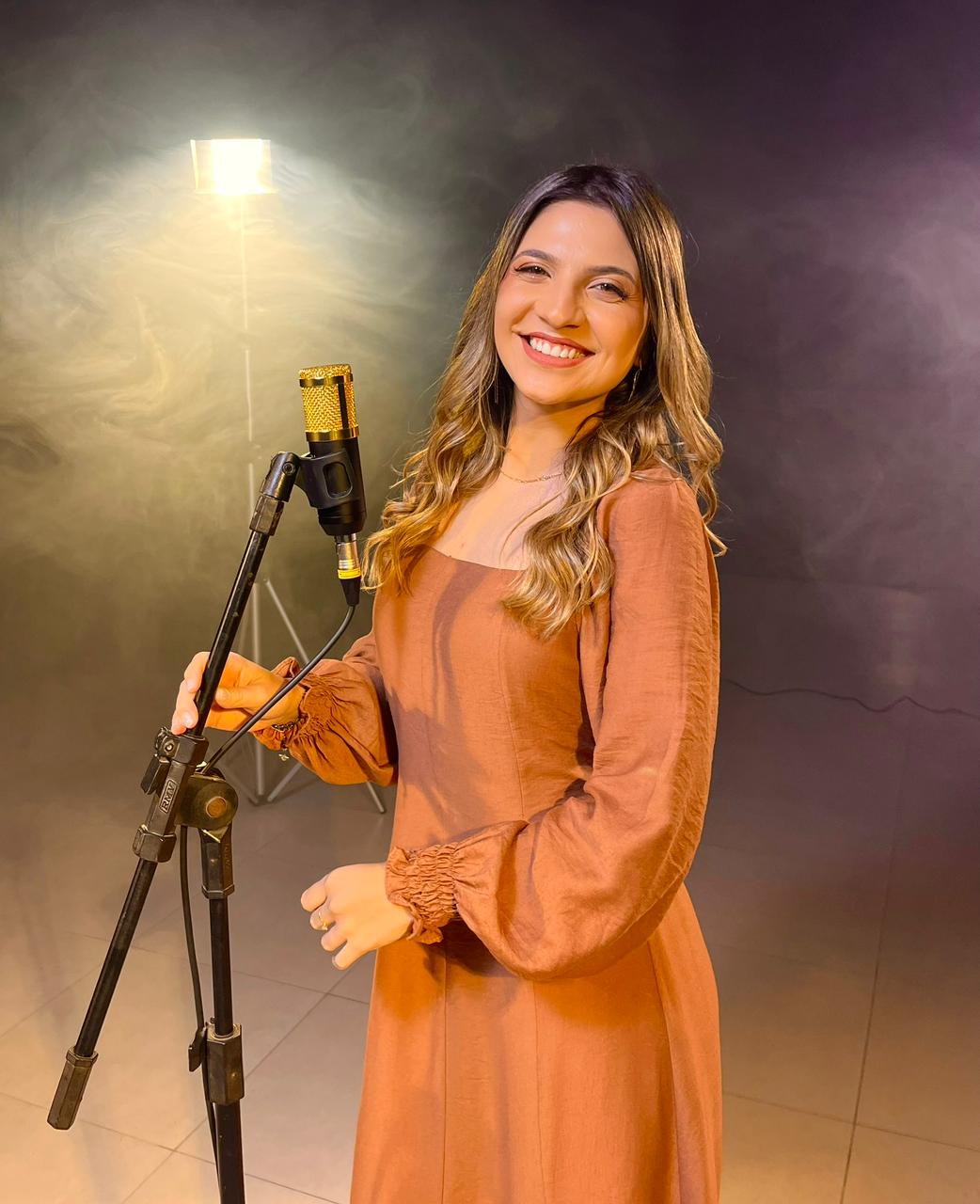 Apresentadora lança ‘Sou a Luz’, a canção que nasceu da fé