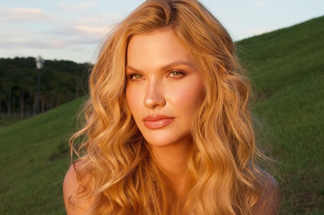Andressa Suíta chega aos 37 anos exibindo beleza autêntica e chama atenção por nova fase