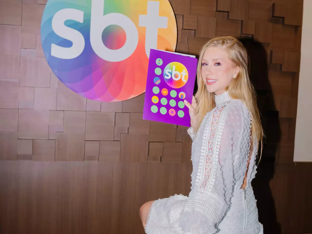 Nova CLT do SBT, Cela Lopes ensina “etiqueta da riqueza”