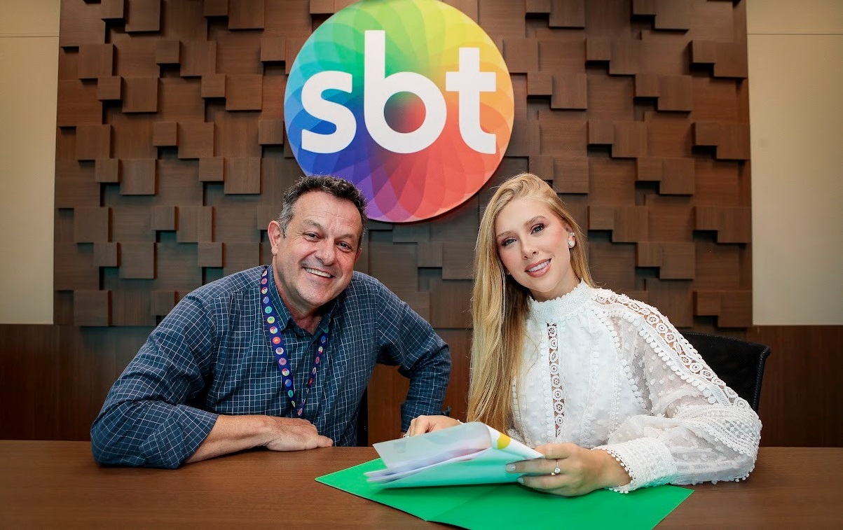 Cela Lopes assina contrato com o SBT