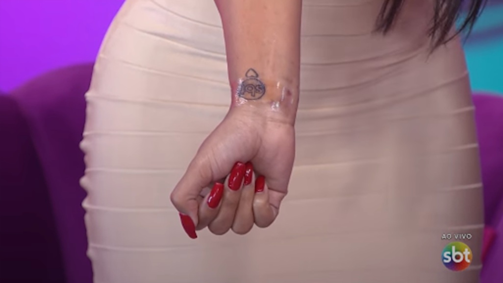 Apresentadora faz tatuagem com o logotipo do SBT no corpo