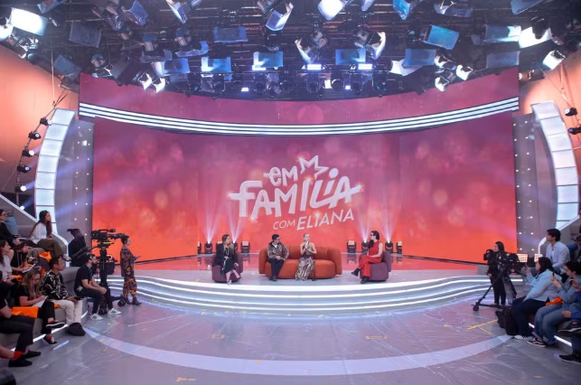 Eliana mostra o cenário de seu novo programa na TV Globo