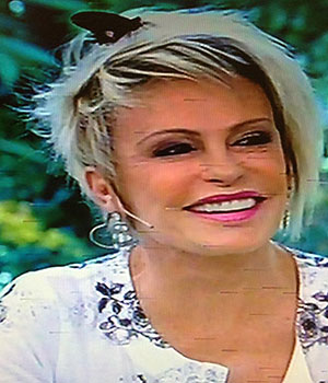 Borboleta pousa na cabeça de Ana Maria Braga, ao vivo