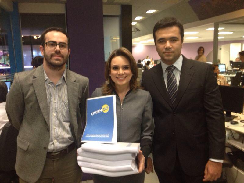 Site de petição pública entrega mais de 80 mil assinaturas em apoio à jornalista Rachel Sheherazade