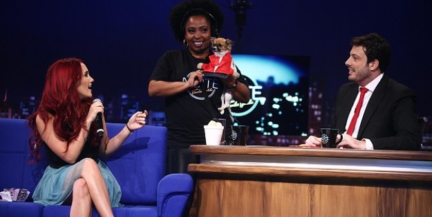 SBT põe sofá do ‘The Noite’ de Danilo Gentili no Metrô, em São Paulo