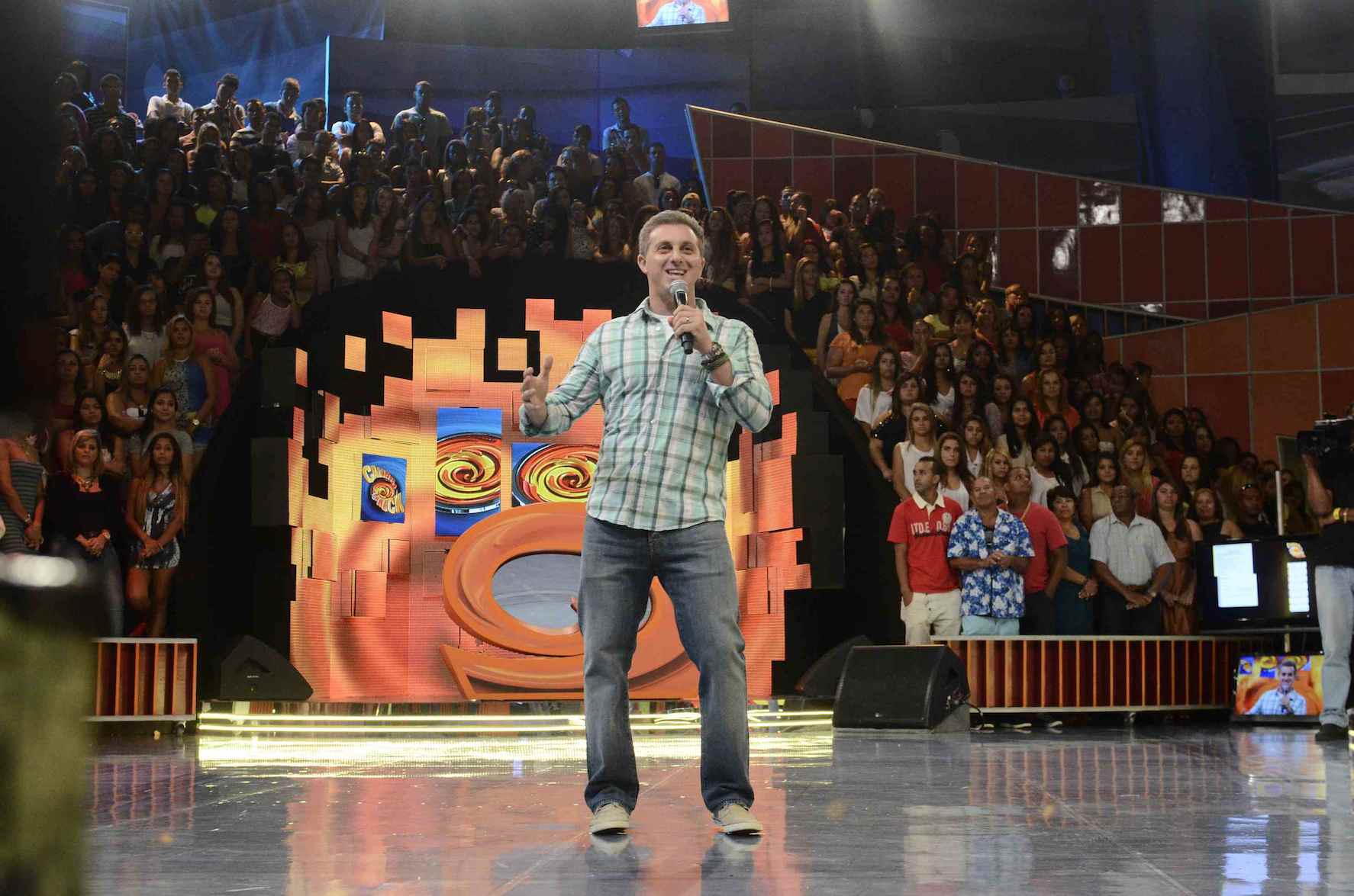 Luciano Huck prepara mudanças para conter queda de audiência do ‘Caldeirão’