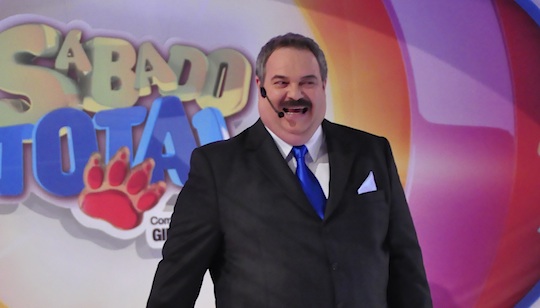 Gilberto Barros grava programa andando de ônibus