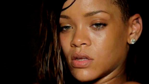 Só boato: Rihanna exibe barriguinha e nega gravidez