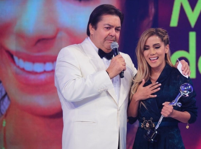 Faustão diz que dançarina de Anitta tem cabelo “vassoura de bruxa” e provoca polêmica na internet