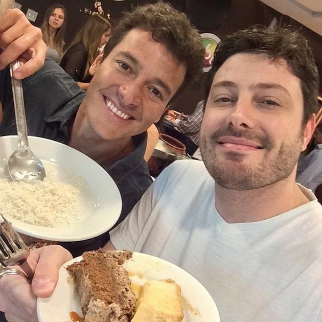 Rodrigo Faro e Danilo Gentili se encontram no bandejão do SBT