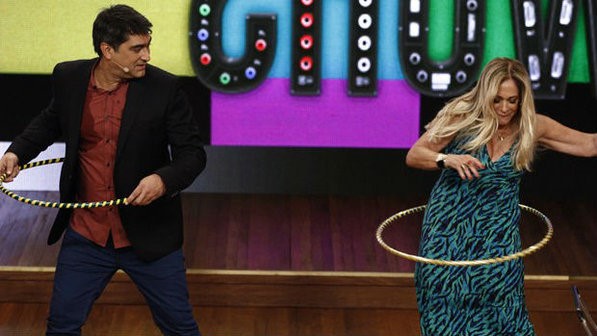 Zeca Camargo se diverte com a atriz Susana Vieira, no Vídeo Show. No Ibope, a situação do programa não é das melhores.
