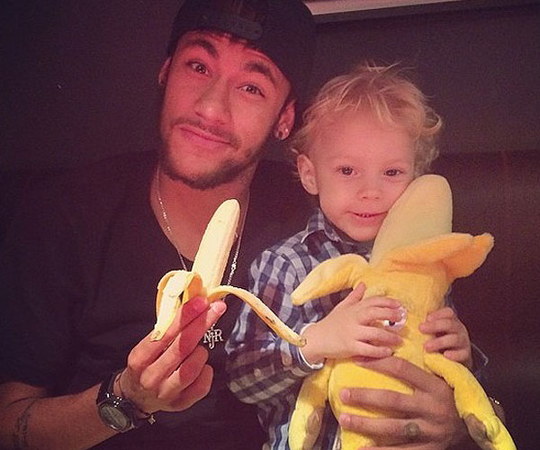 Famosos apoiam jogador Daniel Alves nas redes sociais após ato de racismo