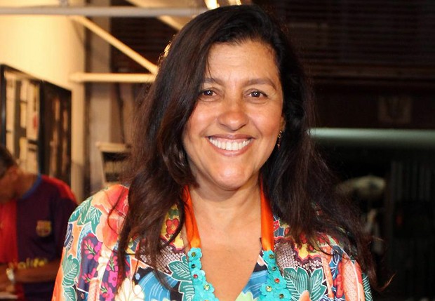 Regina Casé vai comandar programa ao vivo, durante a Copa