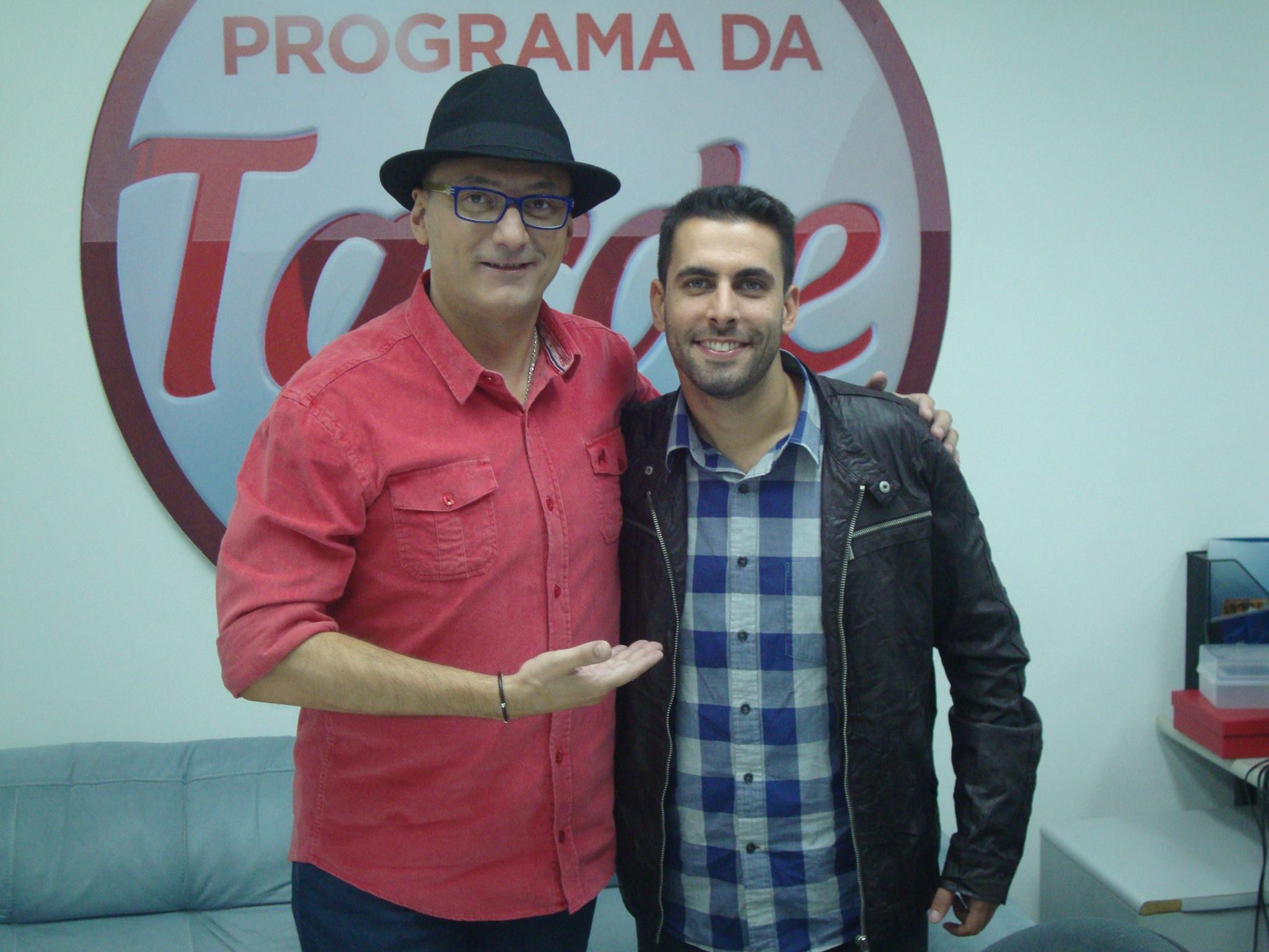 Britto Jr. posta foto com diretor e comemora a boa fase