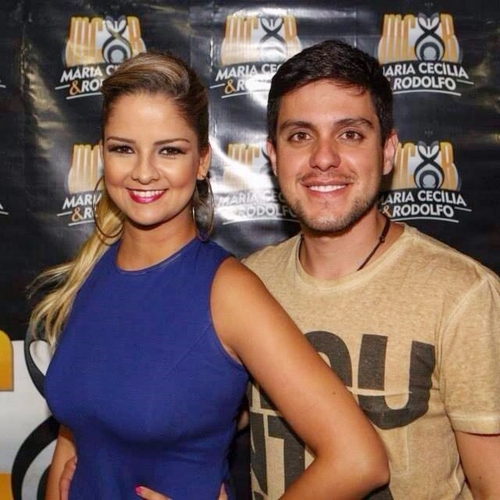 Maria Cecília e Rodolfo arrastam multidão em carnaval universitário