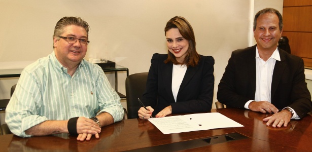 Rachel durante a renovação de seu contrato com o SBT